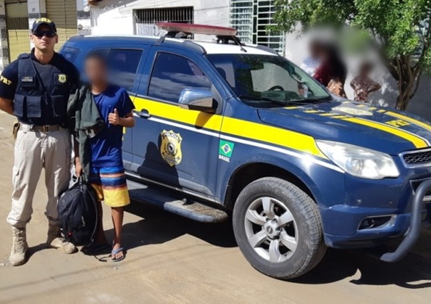 PRF flagra adolescente viajando em para-choque de caminhão na BR-101