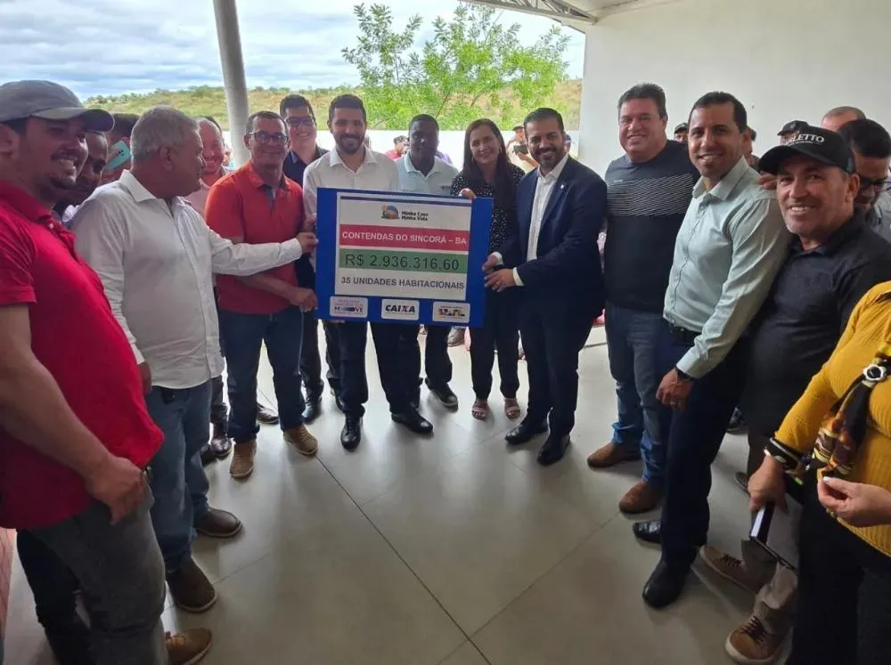 Contendas do Sincorá: Marquinho Viana participa de assinatura para construção  de 35 casas em comunidade quilombola