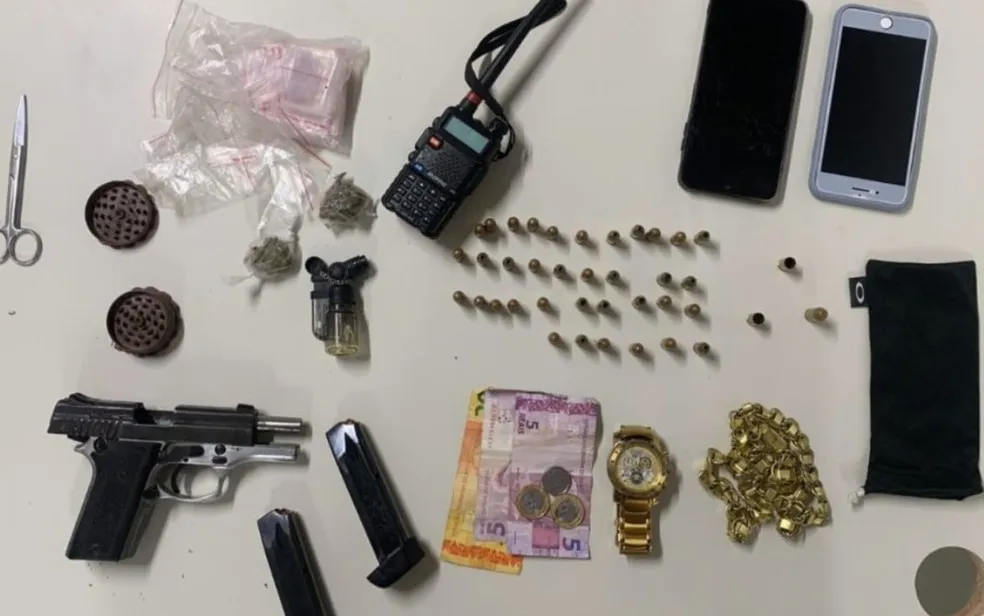 Mulher é presa em flagrante com arma, munições e drogas em Feira de Santana
