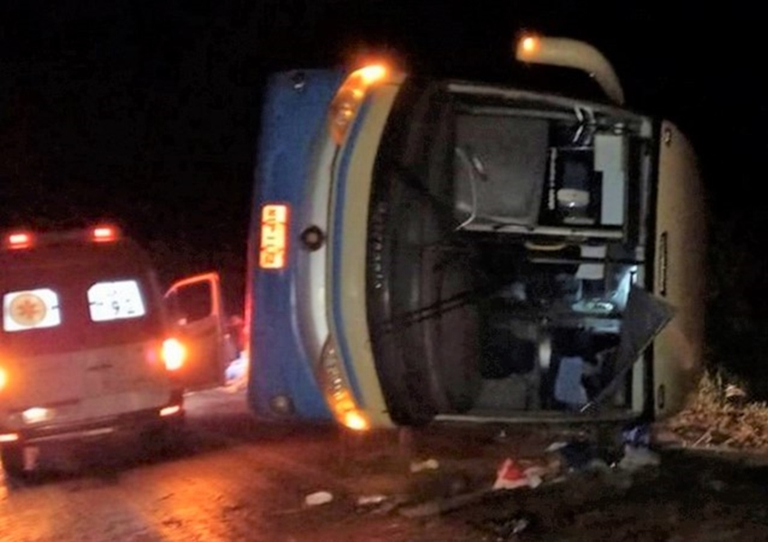 Ônibus que saiu de Vitória da Conquista tomba; criança morre e 19 passageiros ficam feridos