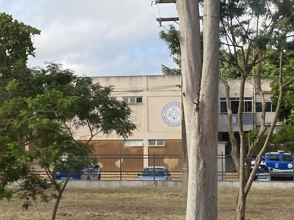 Homem é morto a tiros em frente à praça no bairro Bruno Bacelar, em Vitória da Conquista