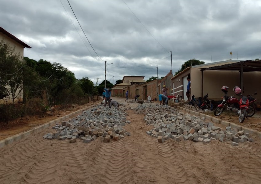 Prefeitura de Livramento realiza obras de pavimentação em diversas ruas e avenidas do município 