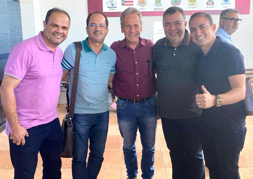 Phellipe Brito, prefeito de Ituaçu, é eleito presidente da Policlínica Regional em Brumado