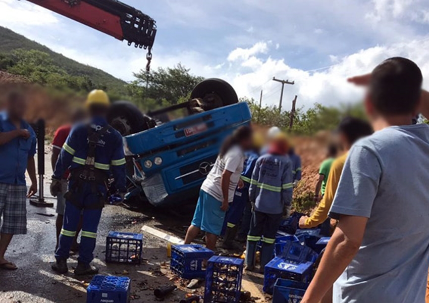 Caminhão carregado com cerveja tombou na BA-148, entre o distrito de Marcolino Moura e Rio de Contas