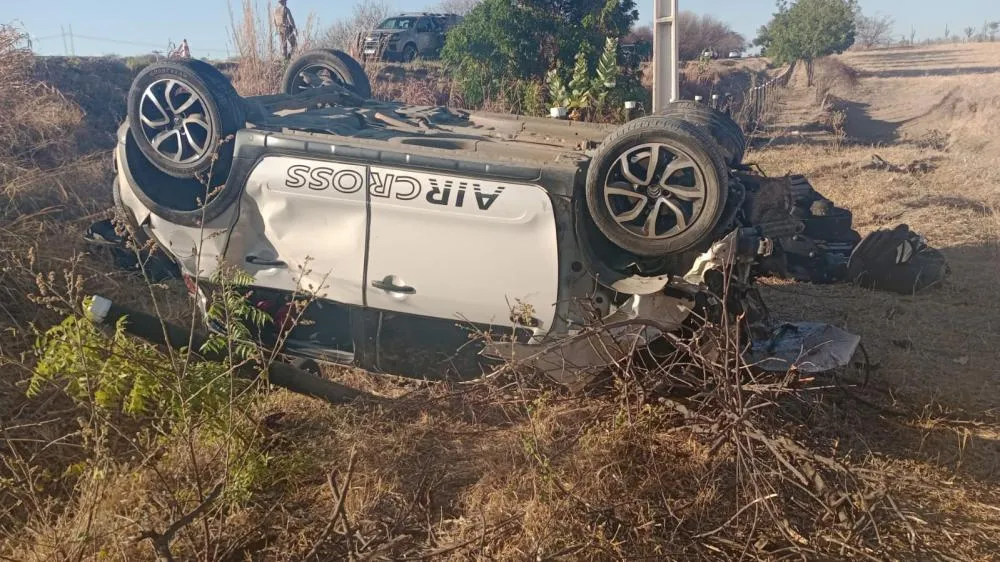 Três homens ficam feridos em capotamento na BR-122, em Candiba