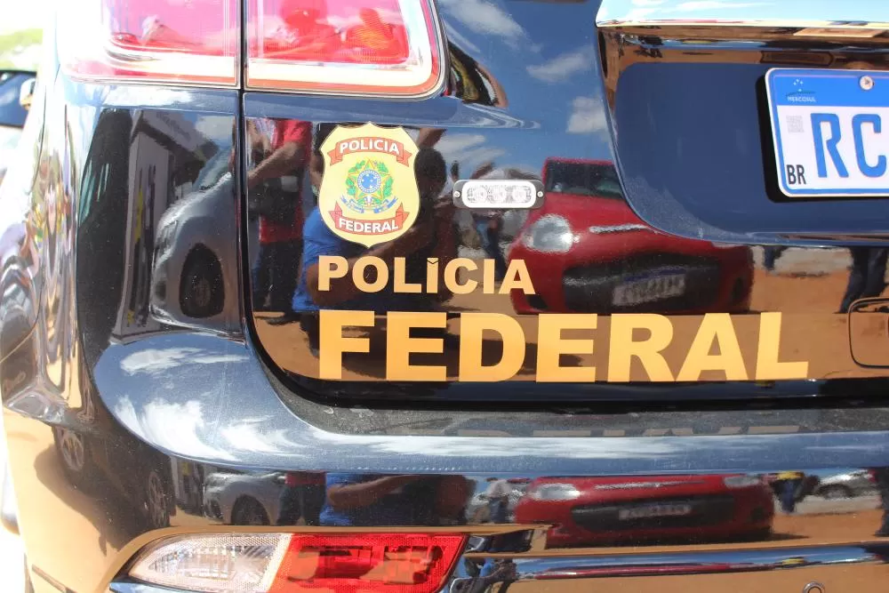 Polícia Federal apreende cédulas falsas e detém adolescente em Feira de Santana