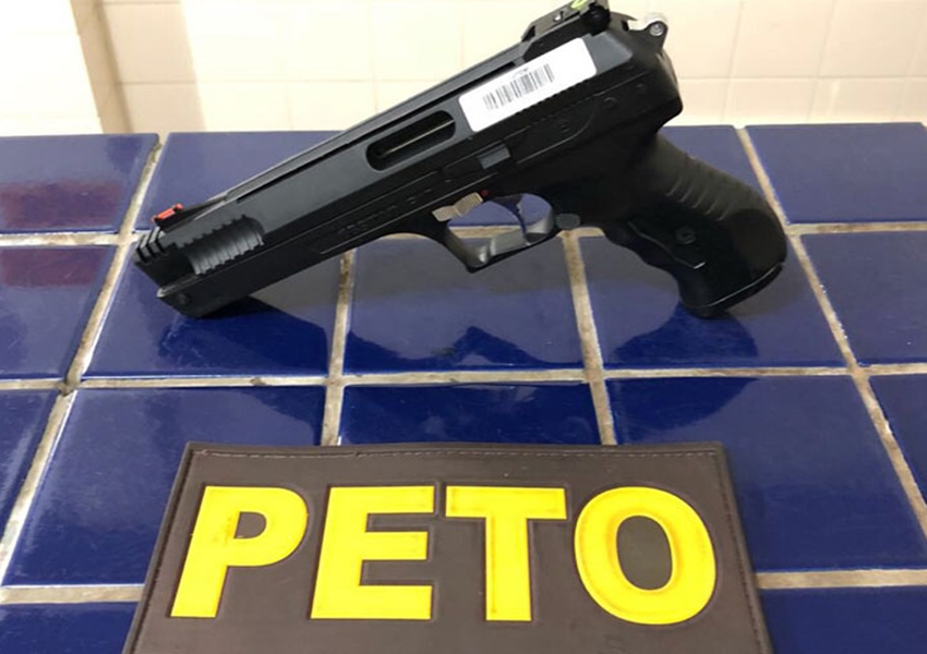 Brumado: Homem é detido após ameaçar pessoas com arma de pressão na Praça do São Pedro no bairro Olhos D'água