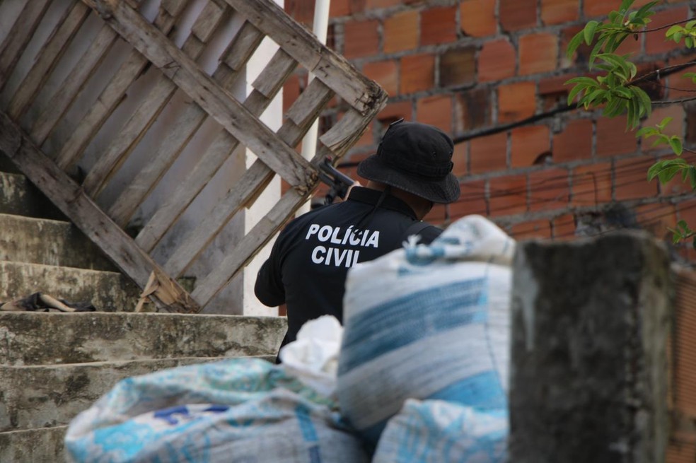 Polícia prende homem suspeito de matar cunhado no interior; vítima foi esfaqueada no pescoço enquanto dormia