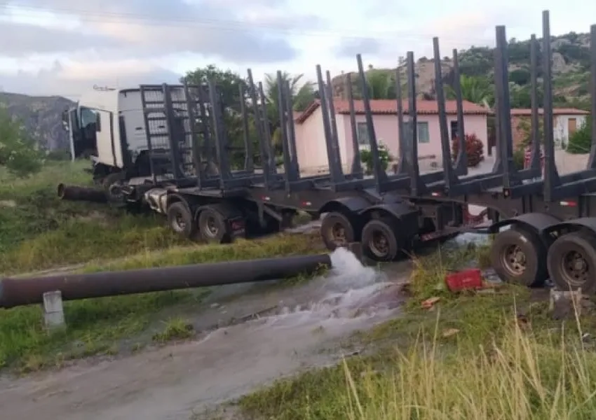 Carreta provoca engavetamento com sete veículos na BR-116 entre Milagres e Itatim