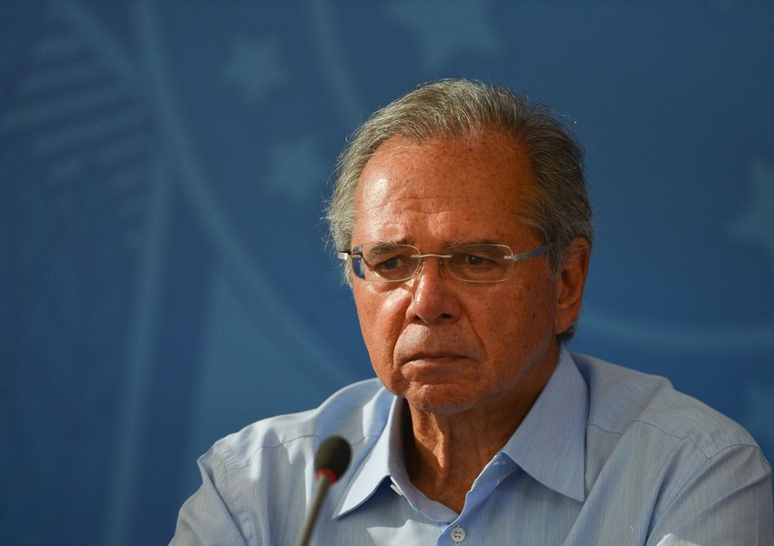 Paulo Guedes diz que dólar deveria estar descendo, mas barulho político não deixa