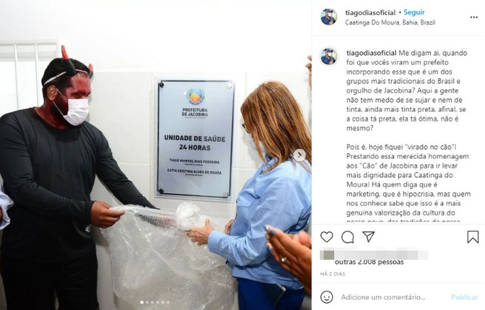 Prefeito de Jacobina inaugura unidade de Saúde fantasiado de 'diabo'