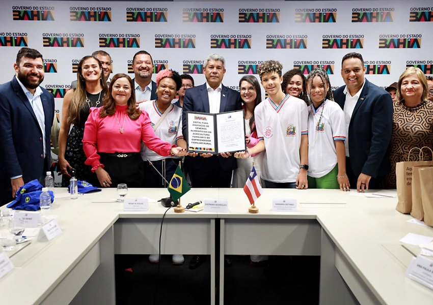 Governador Jerônimo Rodrigues assina contratos para aquisição de alimentos da agricultura familiar para colégios estaduais