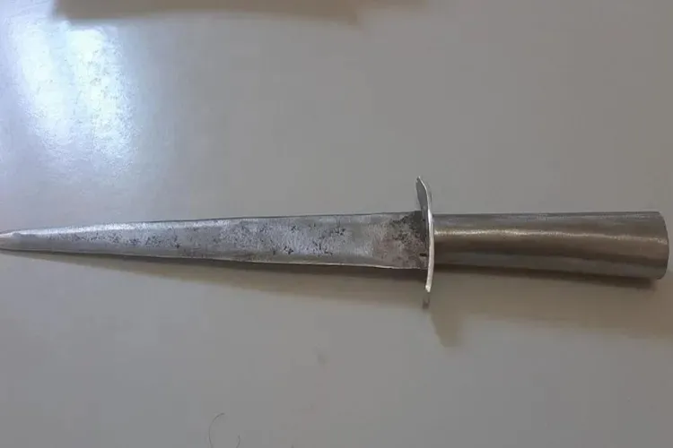 Menor é flagrado com punhal após ameaçar familiares em Érico Cardoso