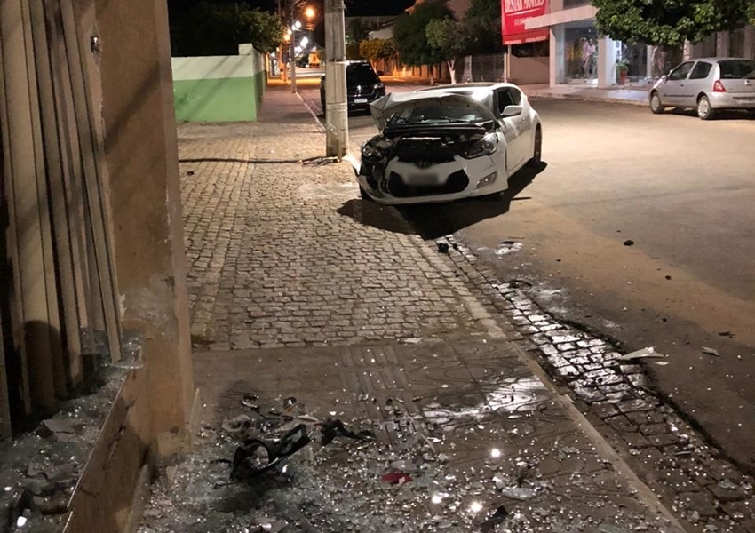 Livramento: Motorista perde controle da direção e colide automóvel contra clinica