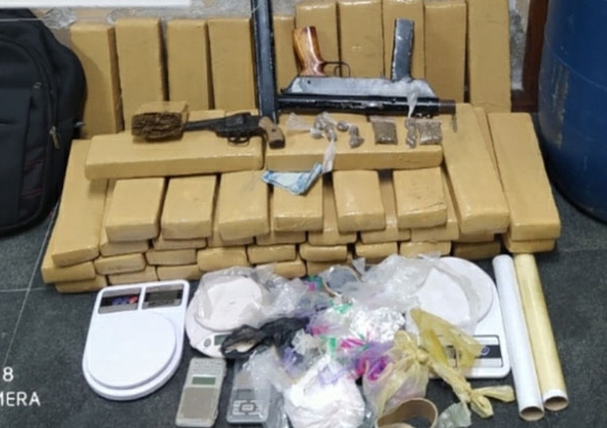 Feira de Santana: Dupla suspeita de homicídio e tráfico de drogas é presa com mais de 50 kg de maconha e submetralhadora 