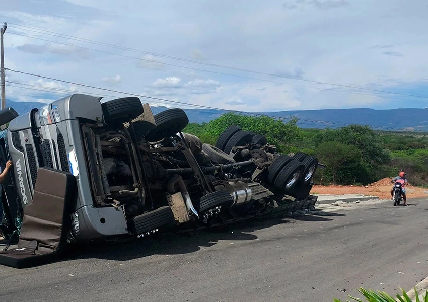 Caminhão carregado com argamassa tomba em Dom Basílio; dois ficam levemente feridos