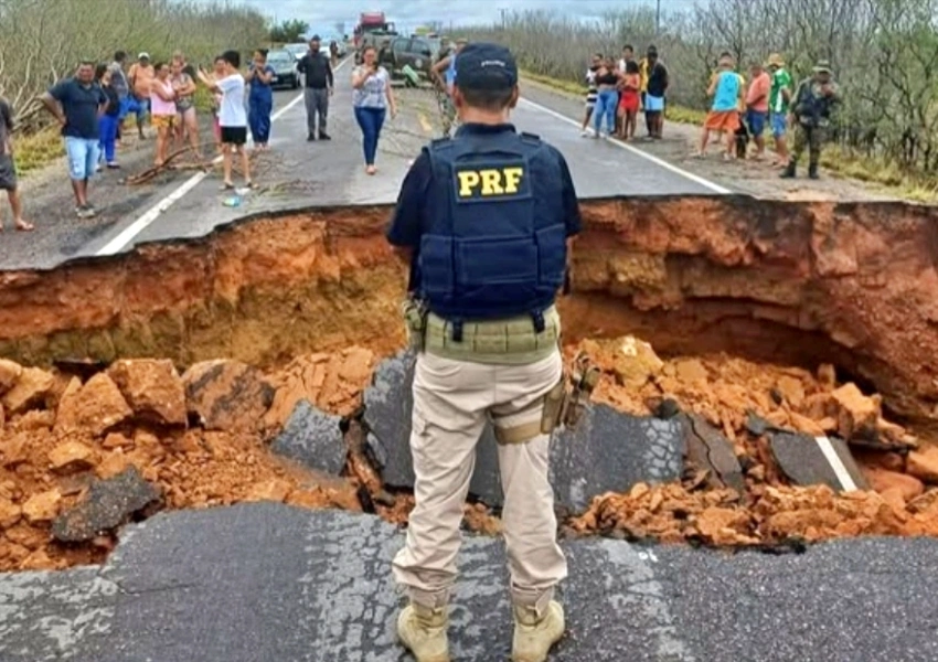 Forte chuva provoca desabamento na BR-116, e rodovia é interditada em Tucano
