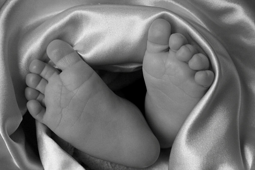 Bebê de um mês morre asfixiado após mãe adormecer sobre ele em Curaçá