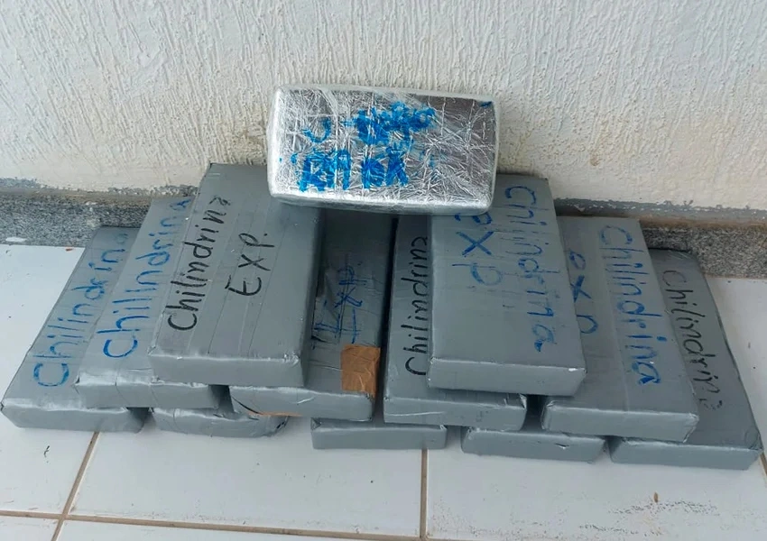 Mala com cocaína e crack é apreendida em ônibus na BA-263, em Vitória da Conquista