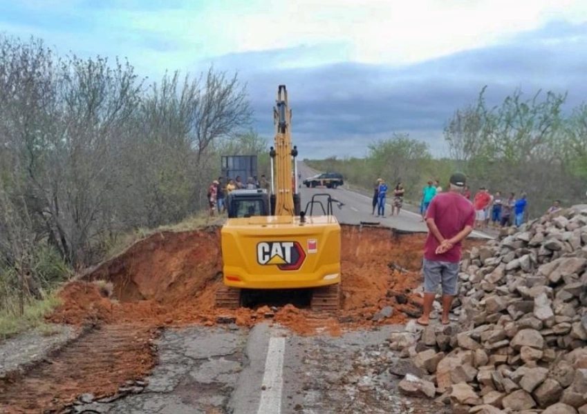 DNIT conclui obras e reabre rodovia em Tucano após cratera causada por erosão