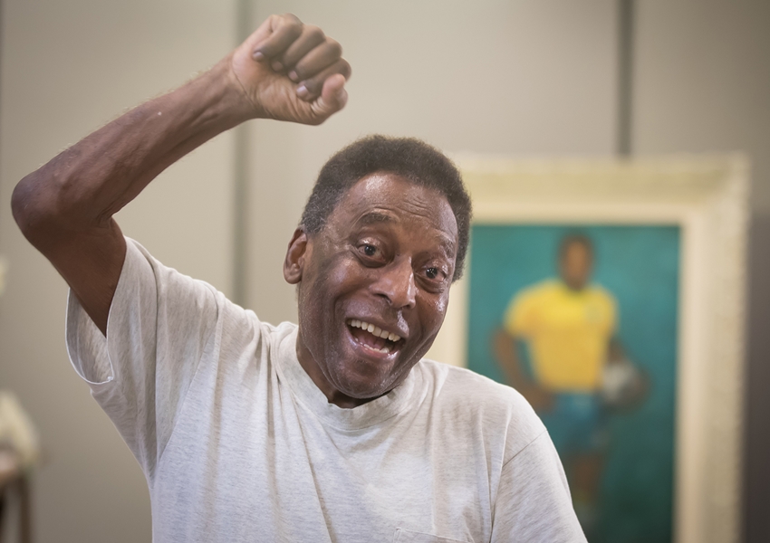 Após um mês internado, Pelé recebe alta em São Paulo