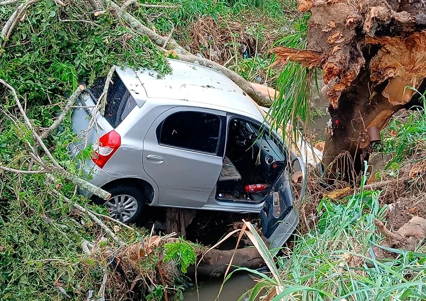 Carro cai em canal após motorista esquecer freio de mão em Vitória da Conquista