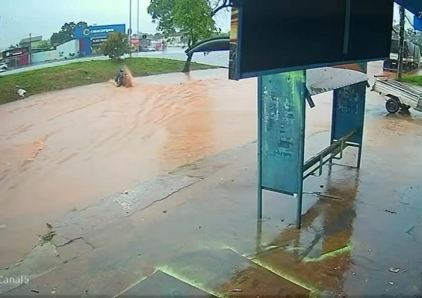 Motociclista é arrastado por correnteza e cai em canal durante chuva em Barreiras