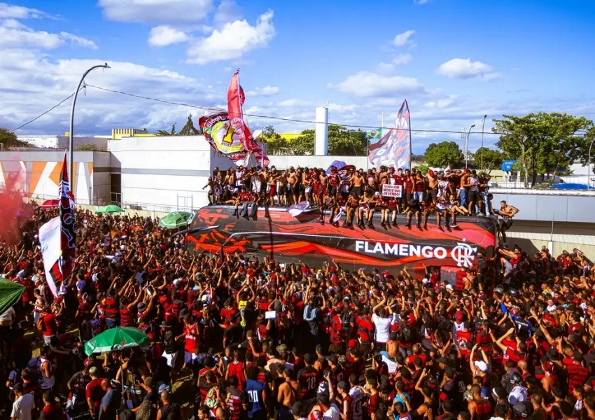 Em clima de decisão, Flamengo embarca para final da Libertadores com festa e tumulto