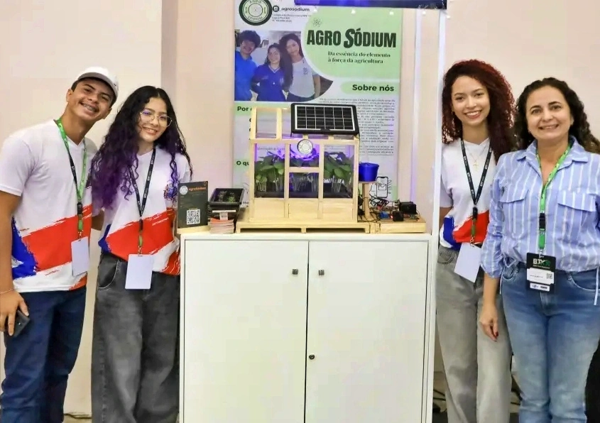 Estudantes de Lagoa Real criam estufa agrícola automatizada para agricultores do semiárido