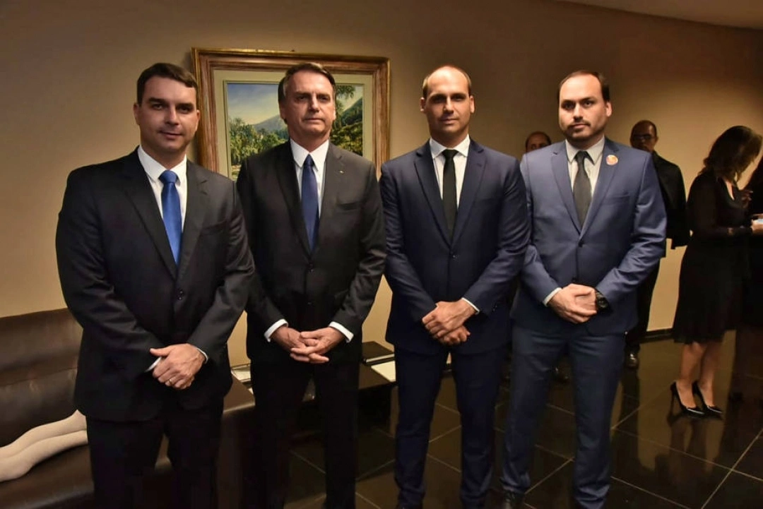 Filhos de Jair Bolsonaro se voltam contra Michelle após divergências políticas