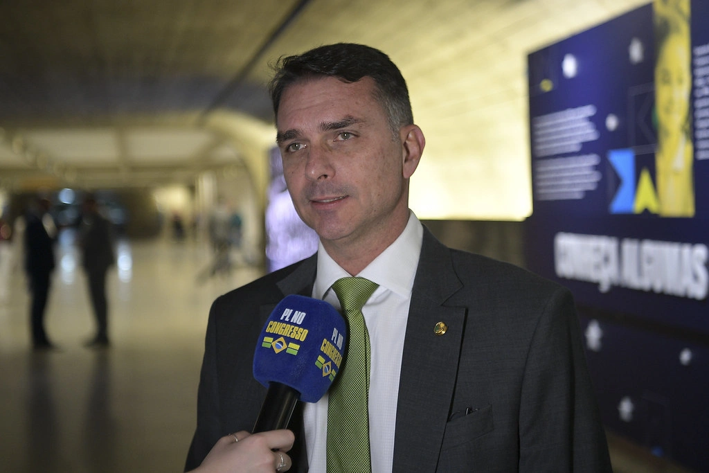 Flávio Bolsonaro diz que pré-candidatura à Presidência “tem preço” para ser retirada