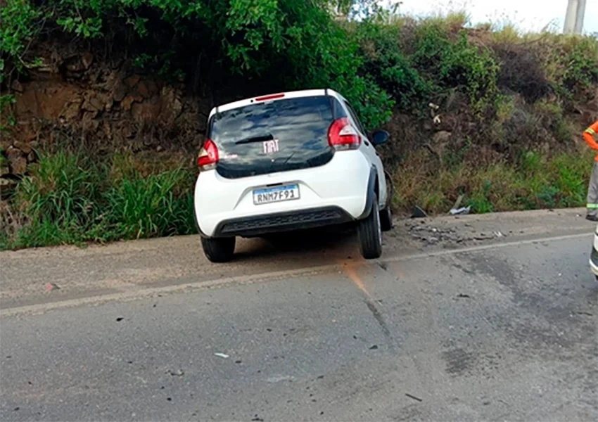 Colisão frontal na BR-330 deixa um morto e dois feridos em Jequié