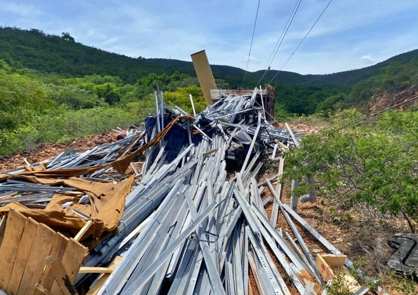 Acidente com carreta atinge adutora e postes na BA-148, em Rio de Contas
