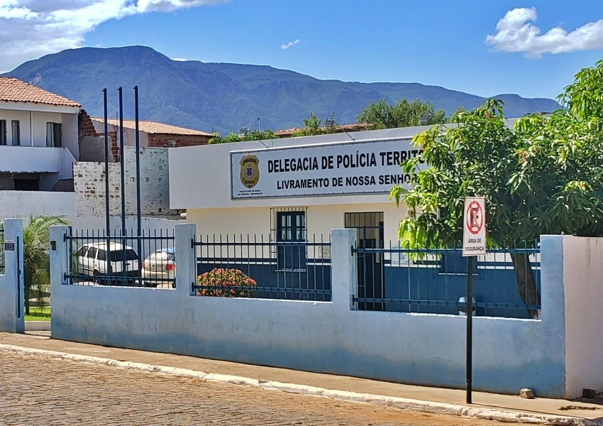 Homem é conduzido à delegacia após ameaçar familiares com foice na zona rural de Livramento de Nossa Senhora