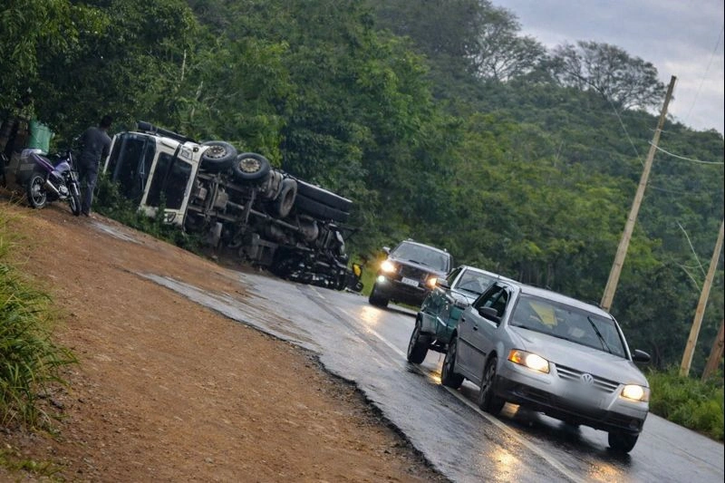 Caminhão tomba na BR-030 em Caetité e não deixa feridos