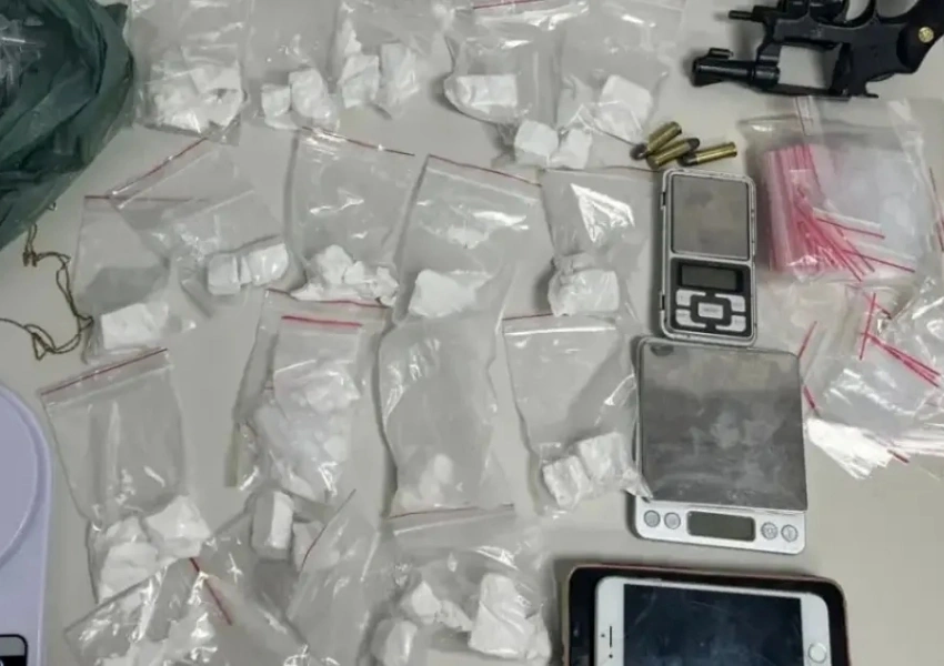 PM prende dois homens com arma e drogas em Feira de Santana