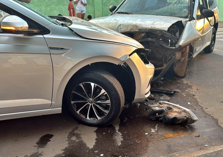 Colisão frontal deixa motorista ferido na principal avenida de Livramento de Nossa Senhora