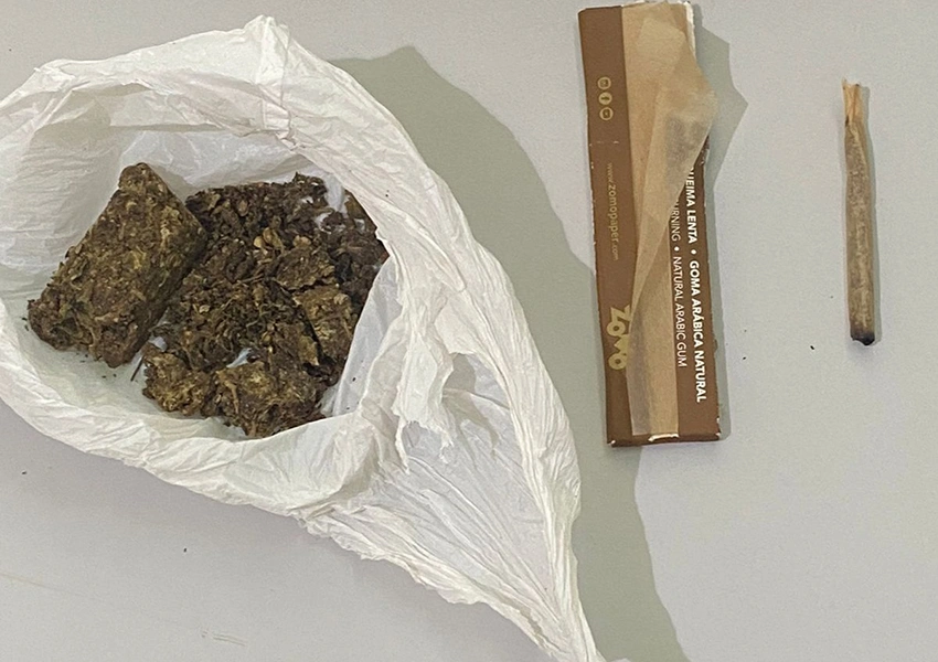 Homem com mandado de prisão em aberto é detido com droga no bairro Taquari em Livramento