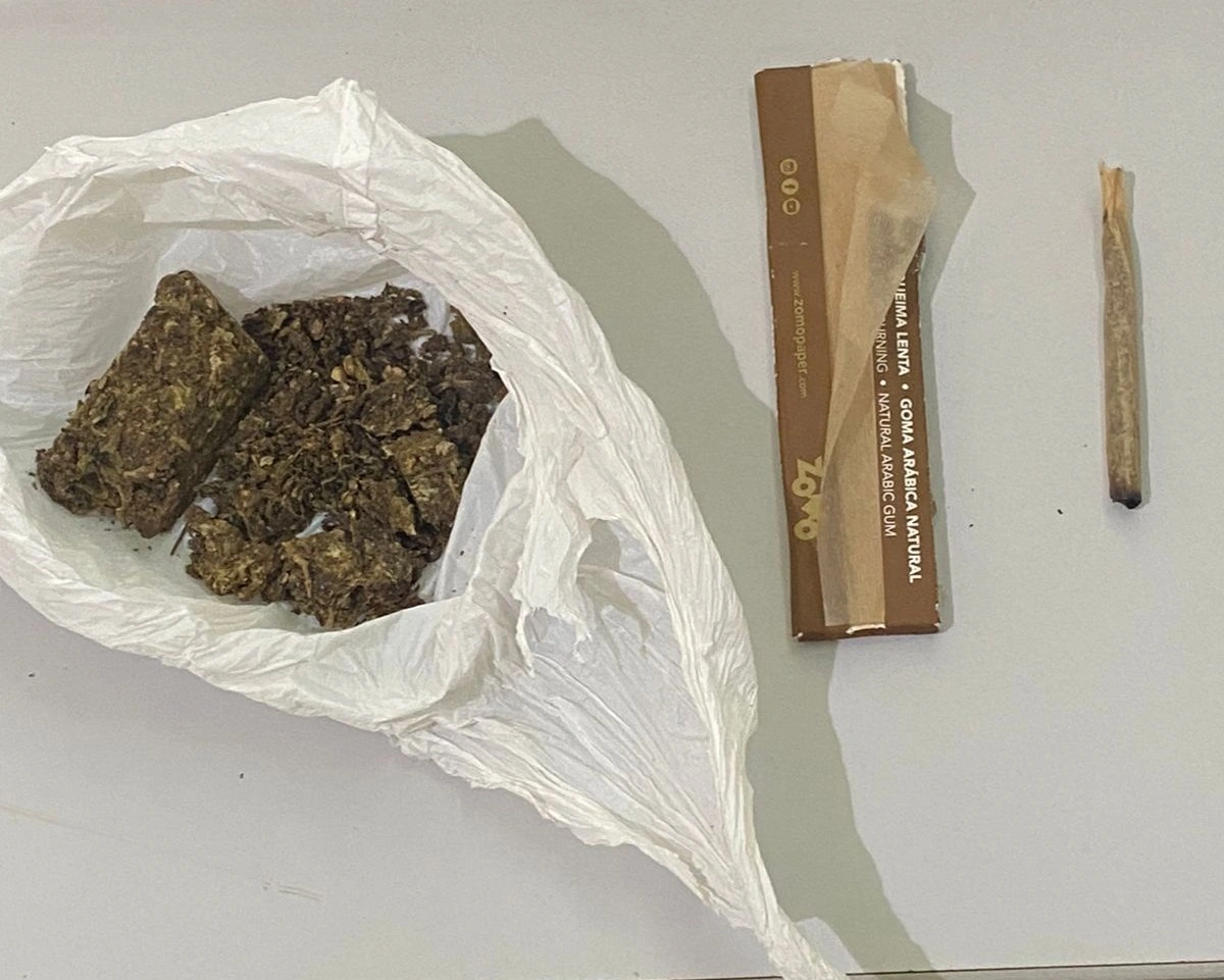 Homem é preso com droga e mandado em aberto em Livramento de Nossa Senhora