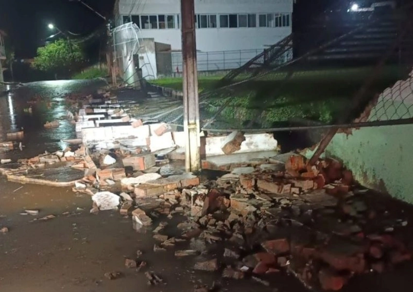 Enxurrada invade casas e derruba muro de estádio em Itagibá