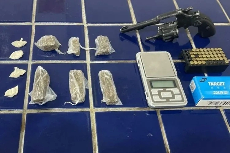 Rondesp Sudoeste prende homem com arma e drogas em Brumado