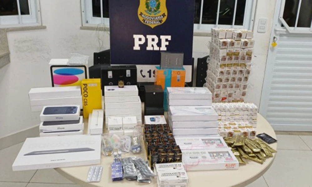 PRF apreende medicamentos proibidos, anabolizantes e eletrônicos em ônibus na BR-116 em Vitória da Conquista