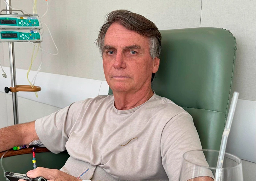 Bolsonaro segue na UTI com inchaço e irritabilidade, diz filho Carlos Bolsonaro