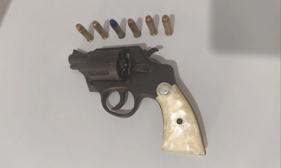 Adolescente é flagrado com revólver dentro de escola na Bahia