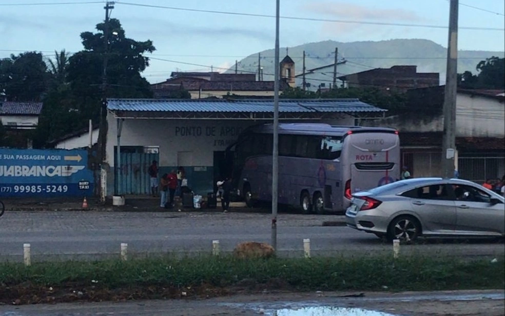 Acidente com ônibus em Itambé deixa ao menos dois mortos
