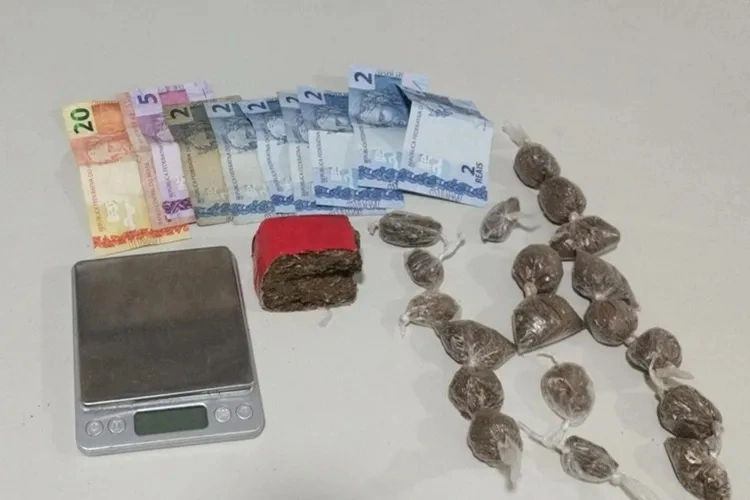 38ª CIPM e Rondesp apreendem drogas e balança de precisão em Feira da Mata; suspeito tentou fugir