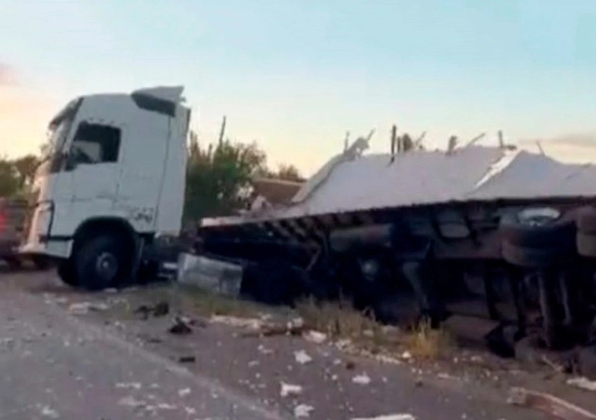 Motorista fica gravemente ferido após colisão entre carretas na BR-324