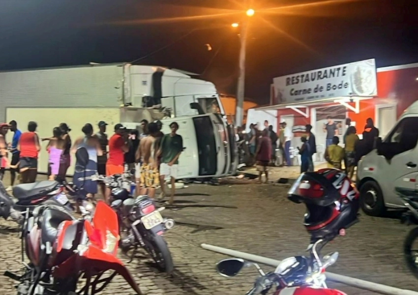 Carreta sai da pista, atinge veículos e assusta moradores em Milagres