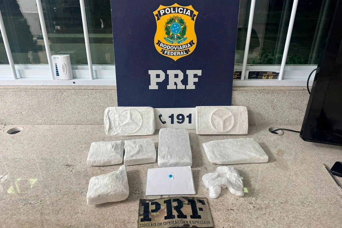PRF apreende mais de 12 quilos de drogas em ônibus na BR-116