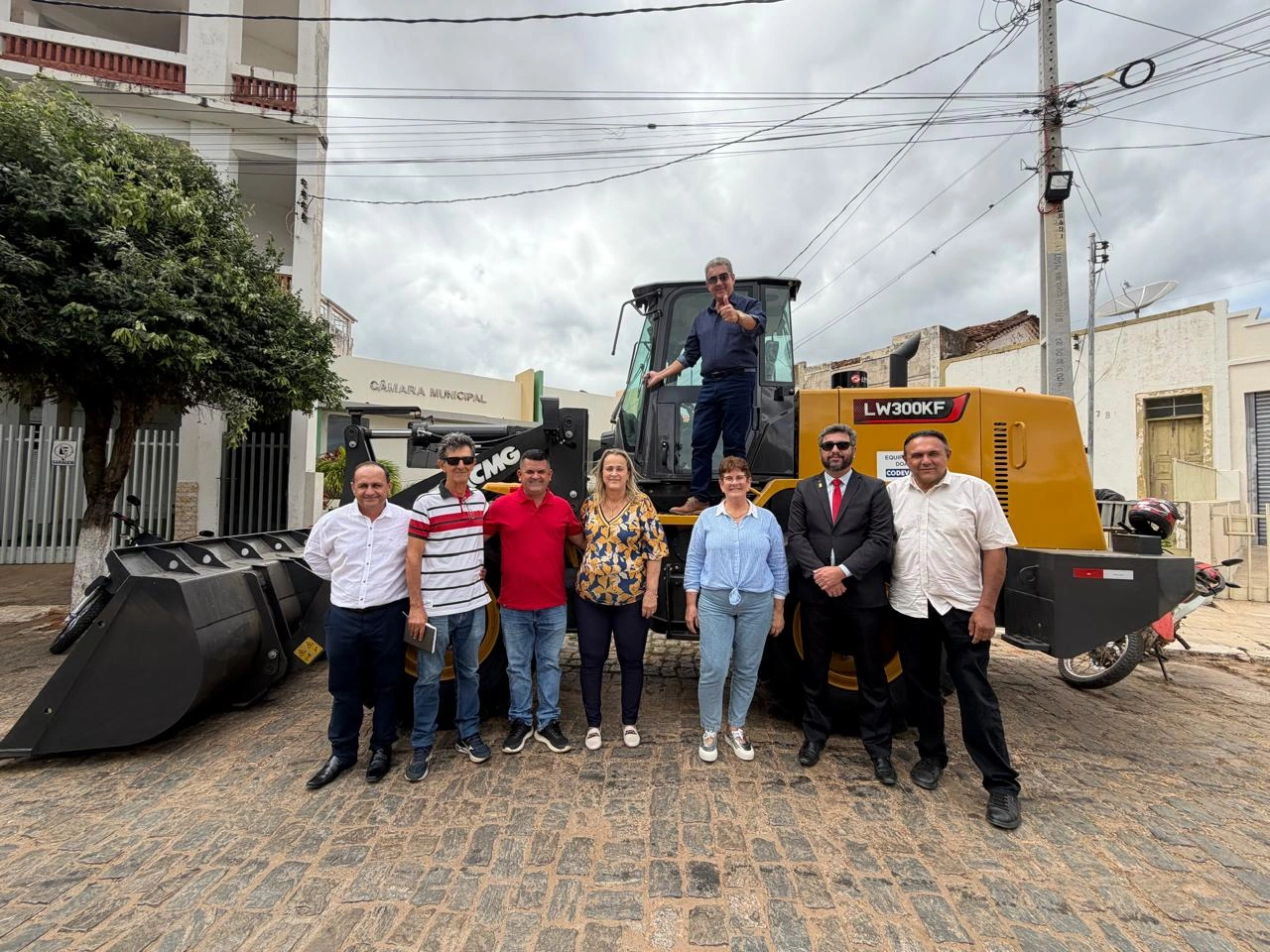 Livramento recebe pá carregadeira por meio de emenda da deputada Roberta Roma